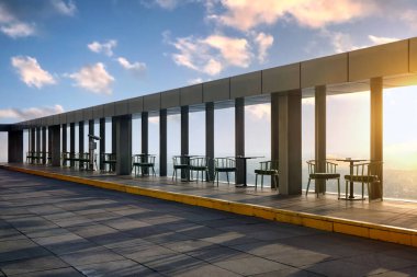 Şehrin güzel manzaralı bir gökdelenin çatısında büyük bir gözlem güvertesi..