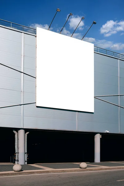 Большой Информационный Дисплей Рекламы Фасаде Торгового Центра Фоне Красивого Неба — стоковое фото