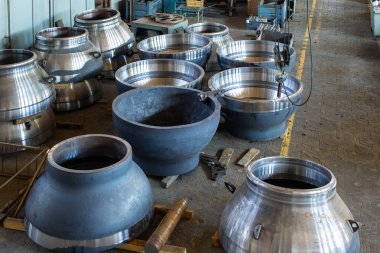 Makine fabrikasında bir sürü büyük çelik boru var. Ağır sanayi üretim süreci.