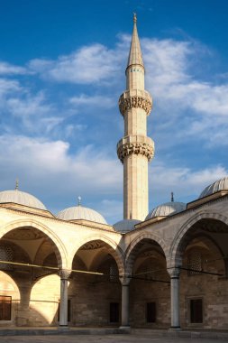 İstanbul 'daki Süleyman Camii' ne karşı güzel bir gökyüzü. Bizans tarzı bir cami..