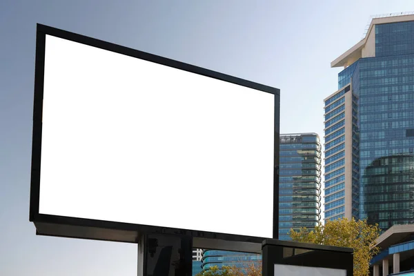 Большой Информационный Дисплей Рекламы Улице Городе Фоне Небоскреба Красивого Неба — стоковое фото