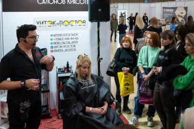 Bir ayak hastalıklarının tedavisinde yeni teknikler için pediatrist danışmanlık yapar. Güzellik Sanayi Sergisi CHARM: Rostov, Rusya - 7 Şubat 2024.