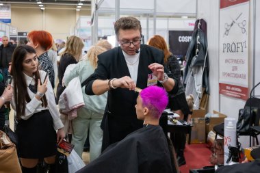 Bir ayak hastalıklarının tedavisinde yeni teknikler için pediatrist danışmanlık yapar. Güzellik Sanayi Sergisi CHARM: Rostov, Rusya - 7 Şubat 2024.