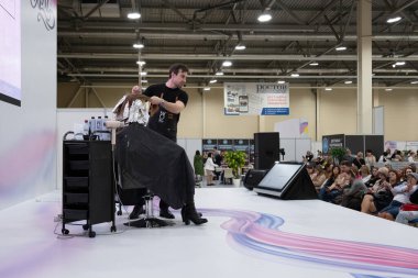 Bir ayak hastalıklarının tedavisinde yeni teknikler için pediatrist danışmanlık yapar. Güzellik Sanayi Sergisi CHARM: Rostov, Rusya - 7 Şubat 2024.