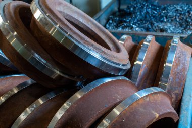 Makine fabrikasında bir sürü çelik boru var. Ürün yapmak için malzemeler. Ağır sanayi üretim süreci.