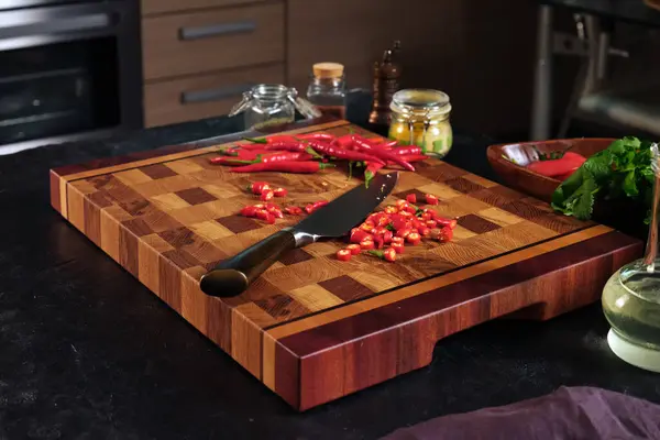 Cut Pieces Hot Red Pepper Beautiful Wooden Boards Home Kitchen lizenzfreie Stockbilder