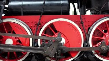 Tren istasyonundaki buharlı lokomotif tekerleklerinin ön görüntüsü. Çalışan tren müzesi.