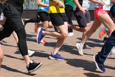 Şehirdeki toprak seti nehrindeki bir maraton koşucusunu kapatın. İzin gününde maraton yarışı. Sağlıklı yaşam tarzı kavramı.