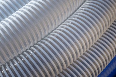 Ağır sanayi ve hidrolik ekipmanları için endüstriyel pnömatik hortumlara yakın çekim. Sanayi geçmişi.