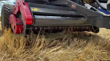 Hasattan sonra bir tarlada kuru saman rulosu için tarımsal ekipman yakın çekim. Tarım mevsiminin sonu.