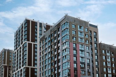 Yeni bir modern konut kompleksi inşaatı. Dış yapı, iş, inşaat endüstrisi.