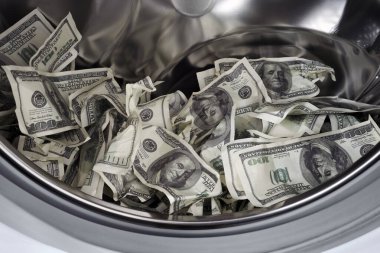 Amerikan kağıt parası. Çamaşır makinesine 100 dolar. Kara para aklamanın kavramsal görüntüsü.