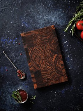 Güzel bir tahta, dekoratif kumaş havlu ve kırmızı biber manzarası, baharatlar. Kafe ya da restoran menüsü tasarlamak için boş şablon.