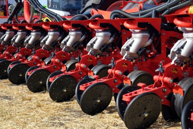 Tahıl ya da gübre ekmek için tarım ekipmanları. Hasattan sonra ekime başlayın. Tarımsal ekipman işi.