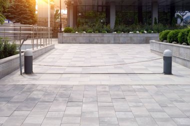 Şehirdeki güzel bir park yerinin girişinde demir zincirli otomatik bir bariyer. Güvenli trafik örgütü.