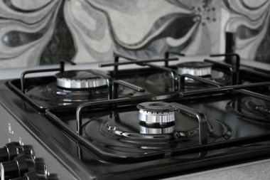 Ev mutfağında boş gaz ocağı. Yoksulluk veya enerji krizinin kavramsal görüntüsü.