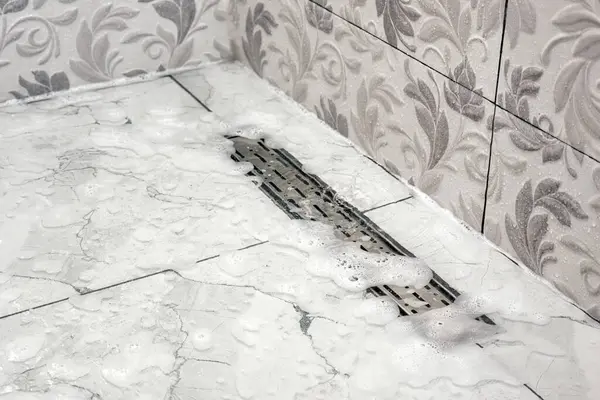 Tıkanmış drenaj kesme sistemi. Banyo kabininden su ve köpük akmıyor. Evdeki tesisat tesisatının bakımı ve bakımı.