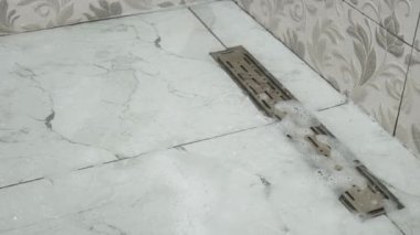 Tıkanmış drenaj kesme sistemi. Banyo kabininden su ve köpük akmıyor..