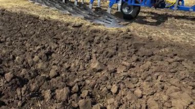 Yakın plan bir tarlada bıçak sürüşü. Hasattan sonra ekime başlayın. Tarımsal ekipman işi. Panoramik hareket 