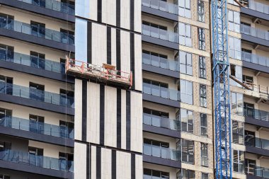 İlginç bir tasarıma sahip yeni bir gökdelen inşaatı. Dış yapı, iş, inşaat endüstrisi.