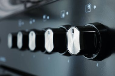 Ev mutfağındaki gaz sobasının kontrol düğmelerini kapatın. Seçici odak.