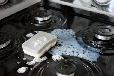 Kirli gaz fırını temizleme süngeri ve yağ temizleme sıvısı. Temizlik ve temizlik..