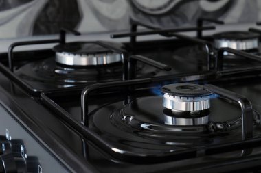 Gaz, mutfak sobasının ocağında yanıyor. Evde yemek pişirmek..