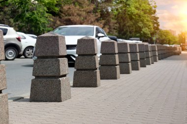 Şehirdeki yollarda bir sürü kısıtlayıcı granit taşa yakın çekim. Güvenli araba trafiği kavramı. Seçici odak.