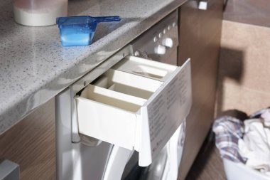 Açık bir konteynıra yakın çekim bir çamaşır makinesi. Sabahın köründe ev işi..