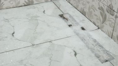 Su ve köpük banyodan yavaş yavaş akıyor..