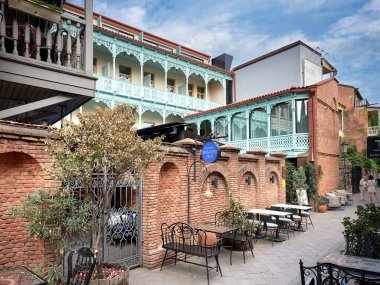 Şehrin tarihi kısmının sokakları, evleri ve tipik mimarisi: Tiflis, Gürcistan - 15 Eylül 2024.