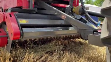 Hasattan sonra hasat için tarımsal makinelerin yakın plan görüntüleri. Tarım makineleri hazırlanıyor.