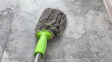 Üst manzara, halat şeklinde bez kaplı modern bir paspas fayansları döşeme döşemeleri, daire mutfağı..