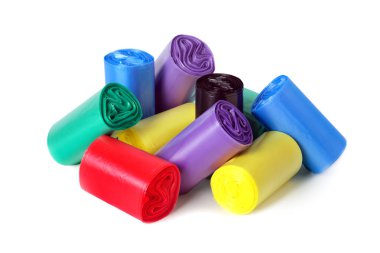 Yürüyüş sırasında evcil hayvan dışkısını temizlemek için bir sürü renkli plastik torba sarılmış. Beyaz arkaplanda izole.