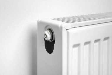 Isıtma kaloriferindeki hava kanaması valfini kapat. Dairedeki radyatörden su ve hava çekerek ısıtma mevsimine hazırlanıyoruz..