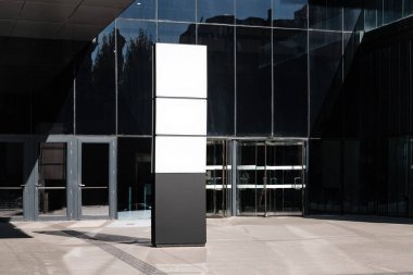 Şehir merkezindeki iş binasının girişinin yakınındaki sokakta açık hava reklamları için büyük bir bilgi ekranı kuruluyor..