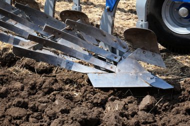 Tarlada ekin işlemek için kullanılan büyük bir pulluğun yakın çekimi. Tarımsal ekipman işi.