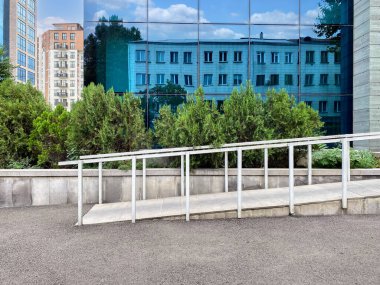 Girişteki tekerlekli sandalye kullanıcıları için güzel bir rampa. Kamu alanlarına ve sosyal açıdan önemli binalara rampa kurulması.