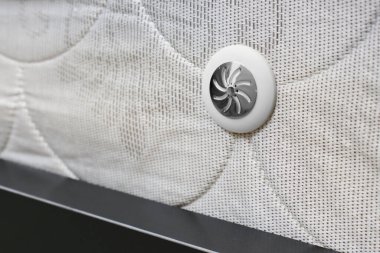 Kapakçığı kapat, yeni beyaz yatakta dayanıklılık. Seçici odak.