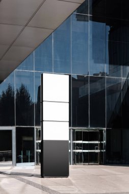 Kentteki iş binasının girişinin yakınına açık hava reklamları için büyük bir bilgi sergisi kuruldu. Dikey resim.