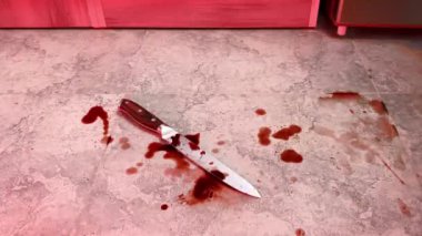 Evdeki fayanslı mutfakta kanlı bıçaklı olay yeri polis ve ambulans sireninin yansıması. Evde şiddet, evlilik..