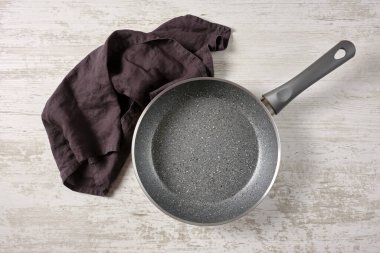 Eski ahşap masanın üzerinde koyu dekoratif peçetenin yanında duran boş, yapışmaz tavanın üst görüntüsü. Tasarım şablonu.