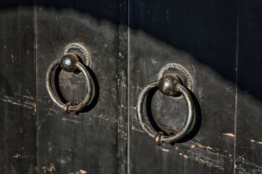 Ortaçağ şatosunun girişindeki antik demir kapı. Tarihi binaların mimarisi ve dekorasyonu. Seçici odak.