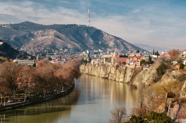 Şehrin tarihi kısmının terasından, dağ ve set nehrinin manzarası. Seyahat ve eğlence için popüler turizm merkezleri.