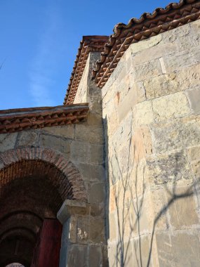 Eski bir kilisenin ya da kalenin dış duvarları dekoratif tuğla elementlerle dolu. Seyahat ve eğlence için popüler turizm merkezleri.