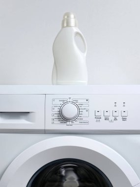 Çamaşır makinesi için plastik şişede sıvı jel. Renkli ve beyaz kıyafetler için modern temizlik ürünleri.