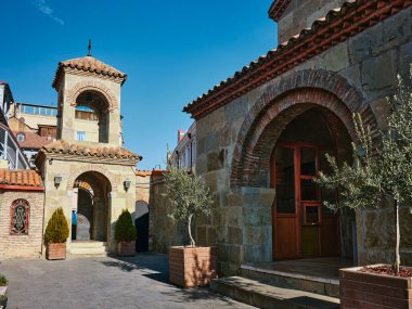 Şehrin tarihi kesimindeki bir ortaçağ Hıristiyan kilisesinin avlusu. Kültür mirası ve cazibesi.