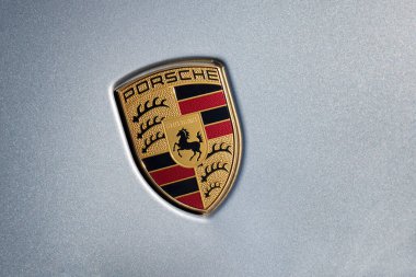Porsche Stuttgart ambleminin Gürcistan 'ın başkenti Tiflis' te 29 Aralık 2024 'te kapatılmış hali..