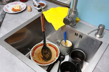 Kahvaltıdan sonra evdeki mutfaktaki lavaboya bir sürü kirli bulaşık koy. Rutin ev işlerini yapmakta isteksizsin..