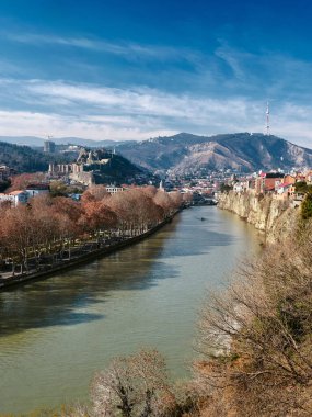 Şehrin tarihi kısmının dikey görüntüsü ve nehrin seti. Şehrin tarihi bölümünün sokakları, evleri ve tipik mimarisi.